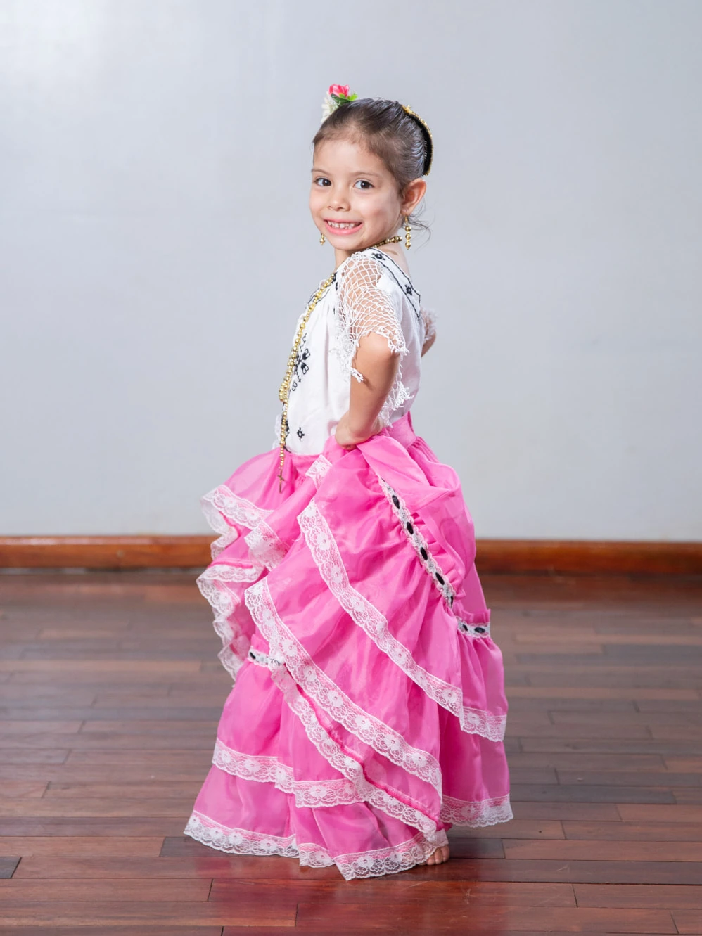 Nena con vestido típico paraguayo rosado en clase de Pre Ballet en DANZAR