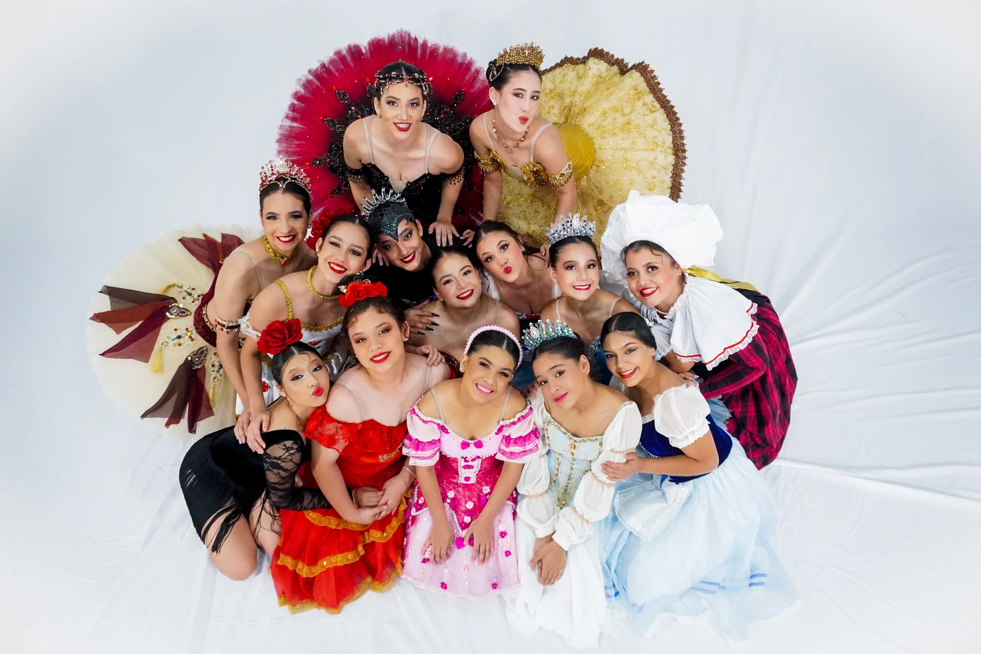 Elenco de DANZAR reunido después de una función