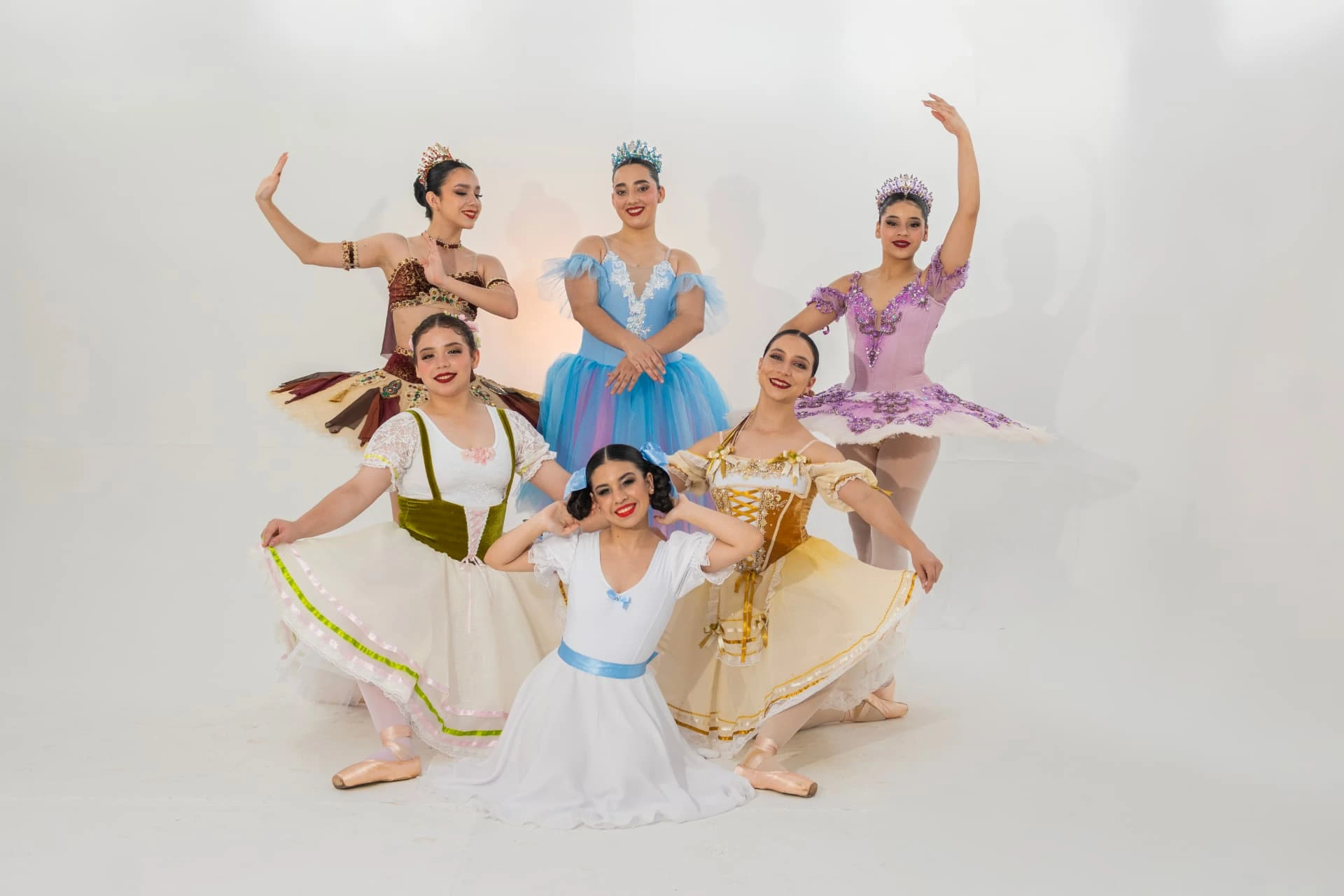 Bailarinas de ballet con tutús y tiaras en el estudio