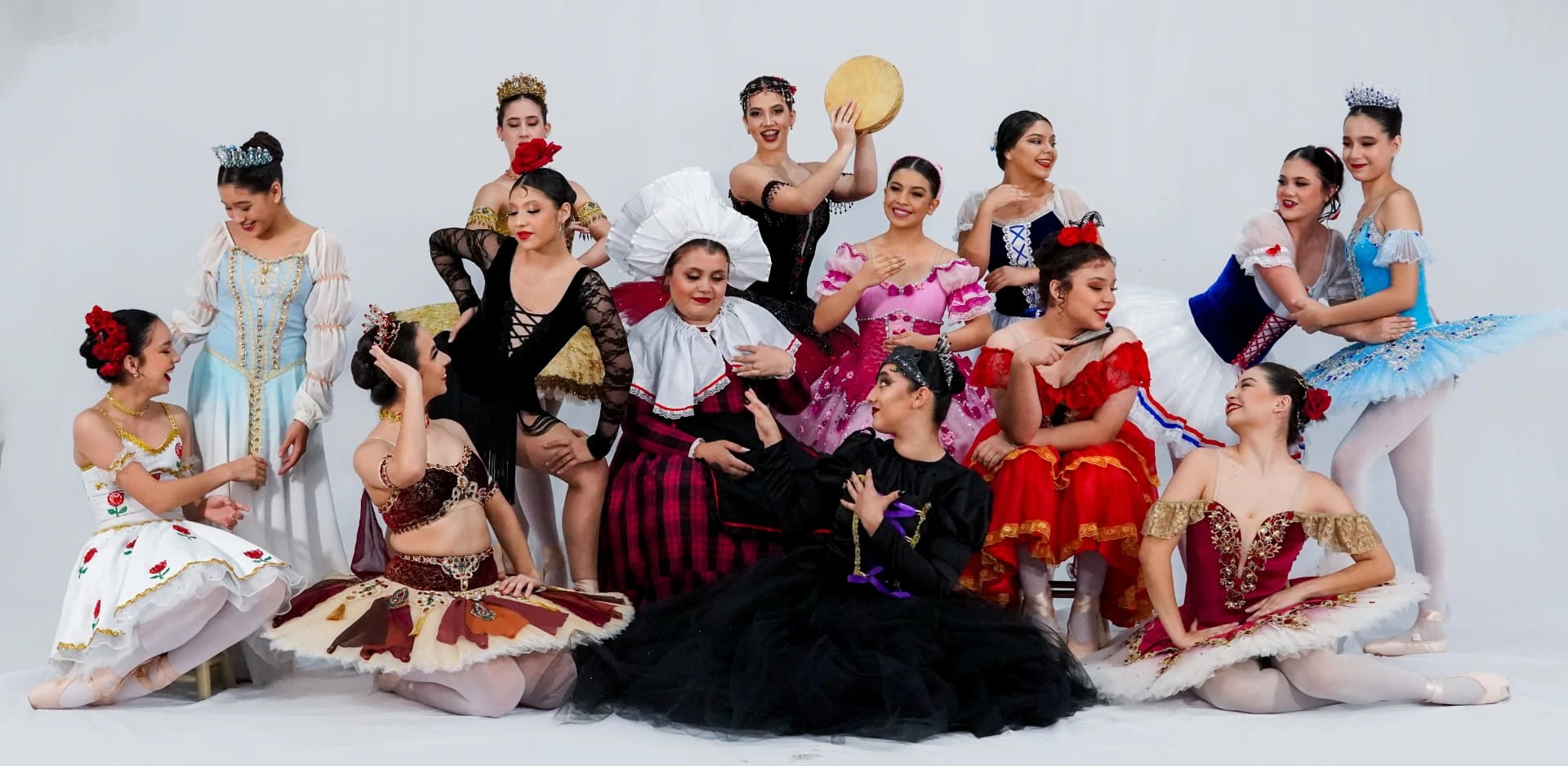 Elenco de ballet caracterizado para el espectáculo anual