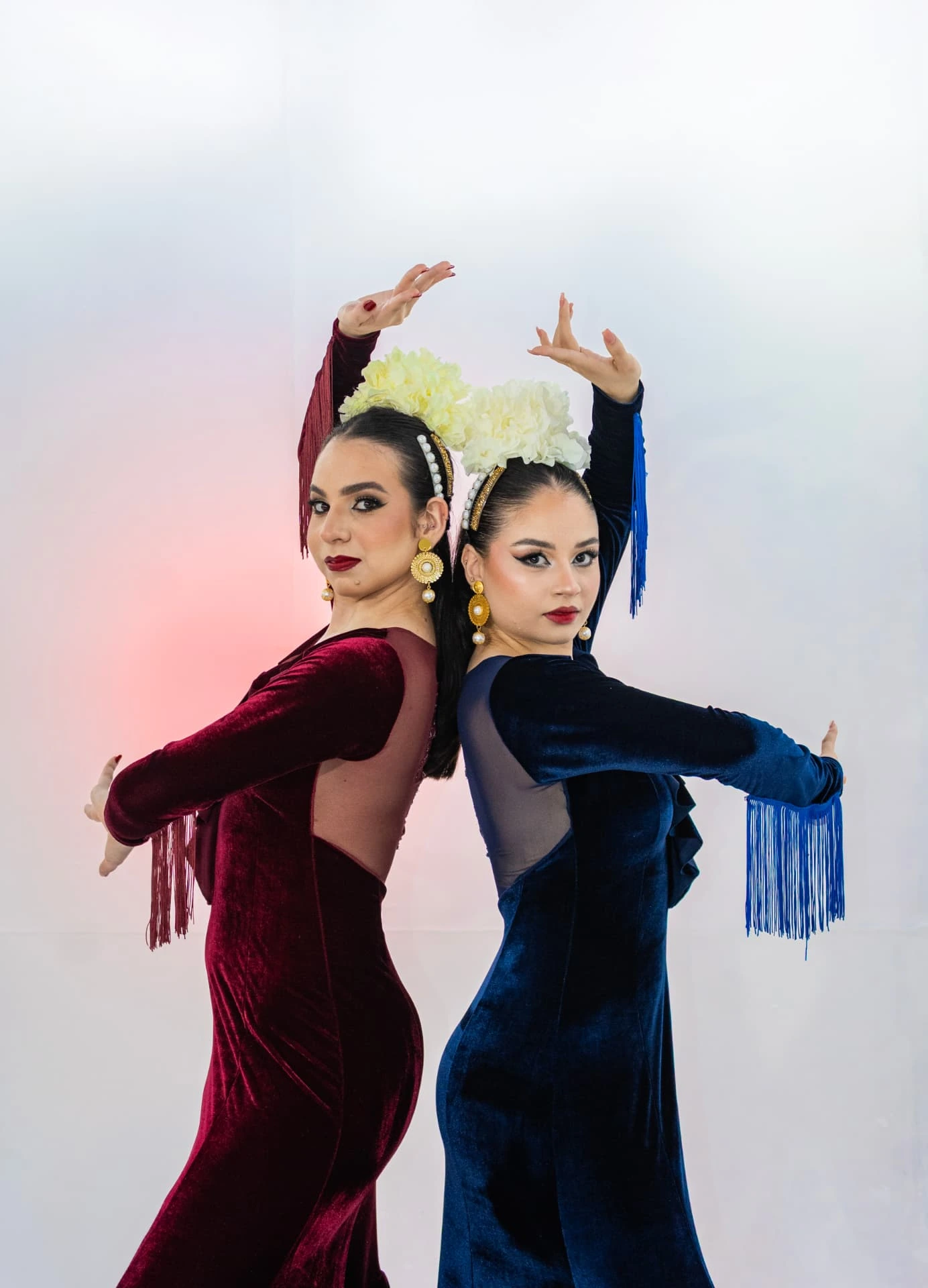 Dúo de danza española en vestidos de terciopelo