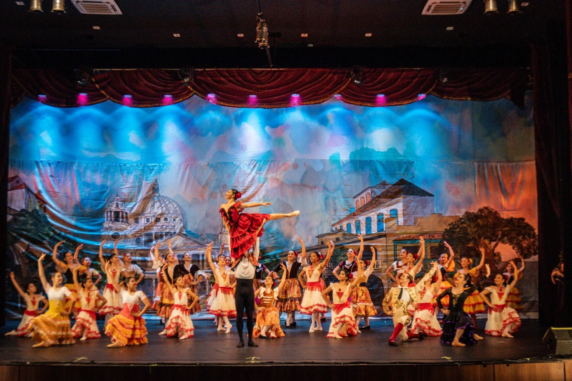 Bailarinas de DANZAR interpretando danza española sobre el escenario