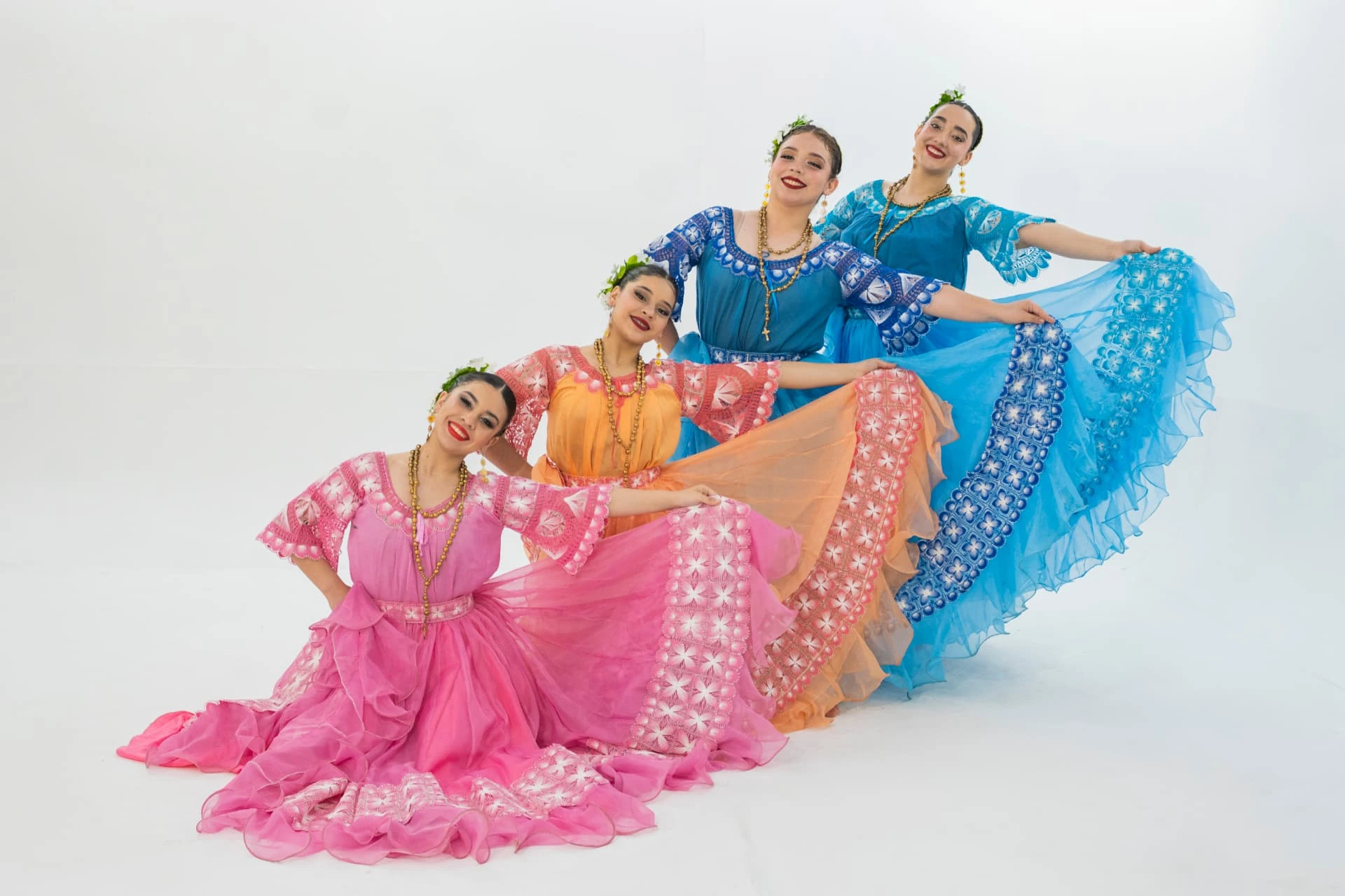 Bailarinas con vestidos típicos paraguayos de colores