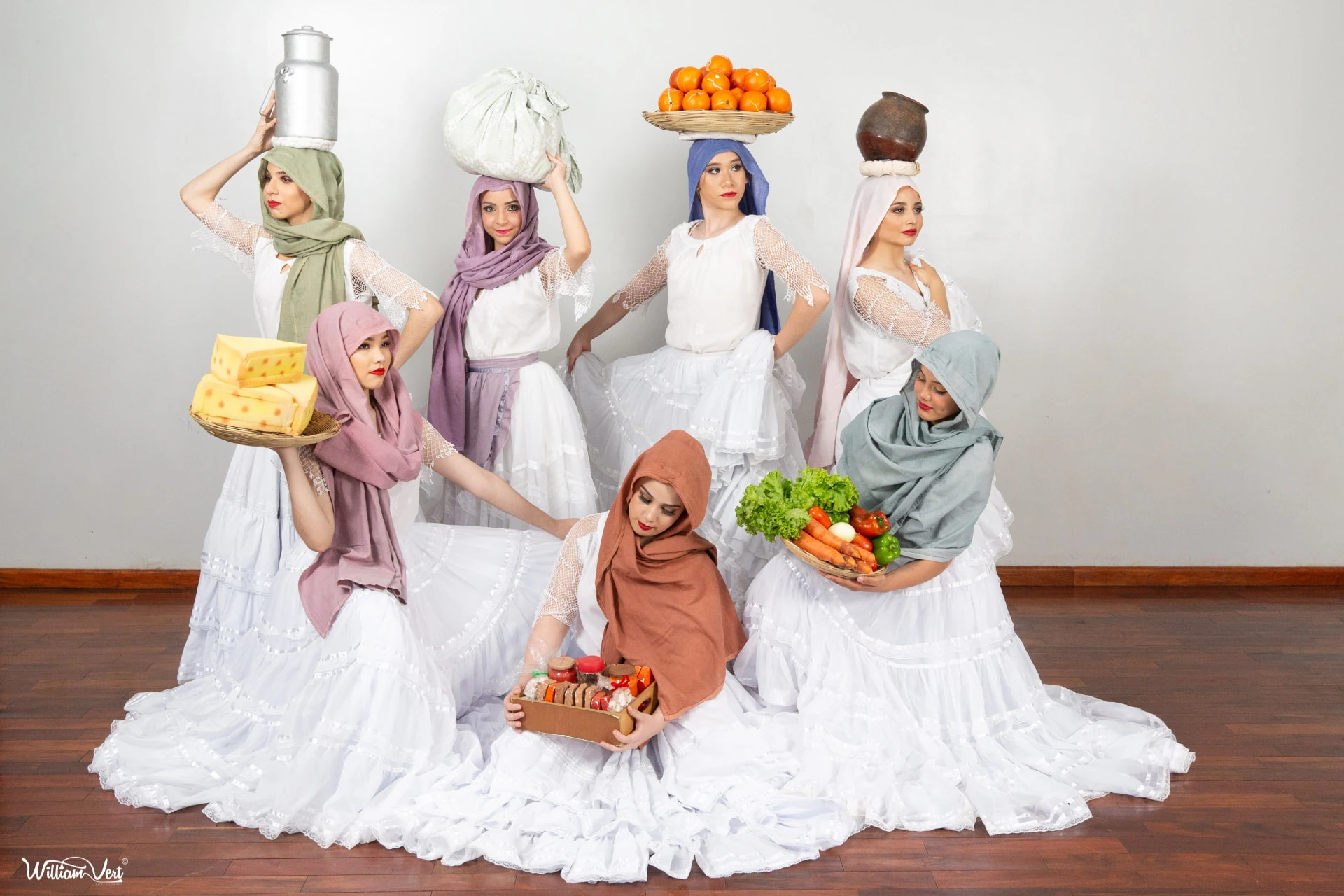 Cuadro de danza paraguaya con vestuario blanco y canastas